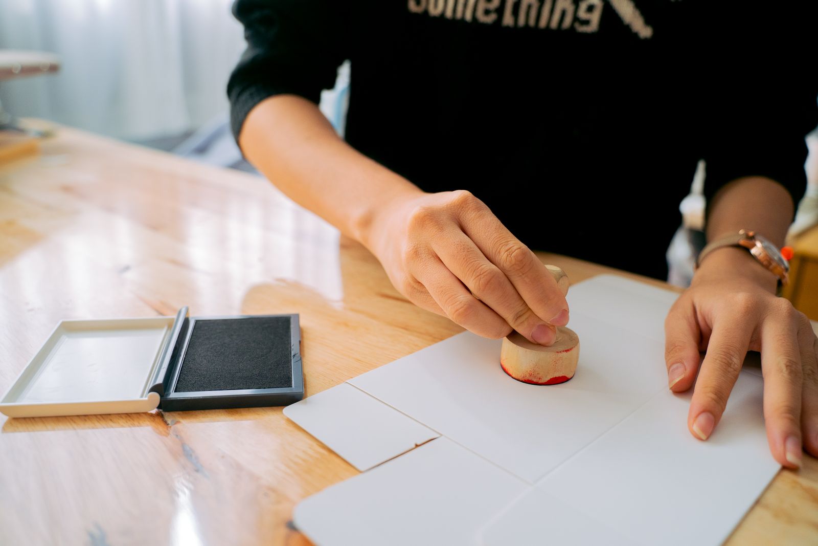 Main apposant un tampon sur un document