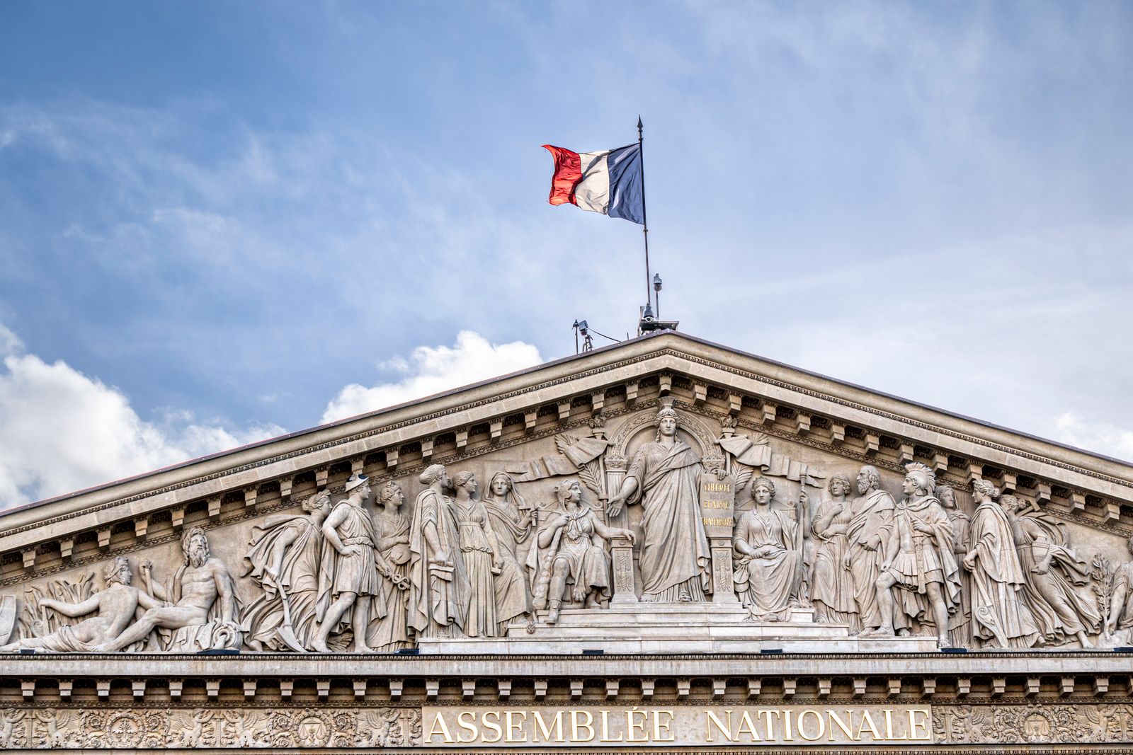 Fronton de l'Assemblée nationale avec le drapeau français